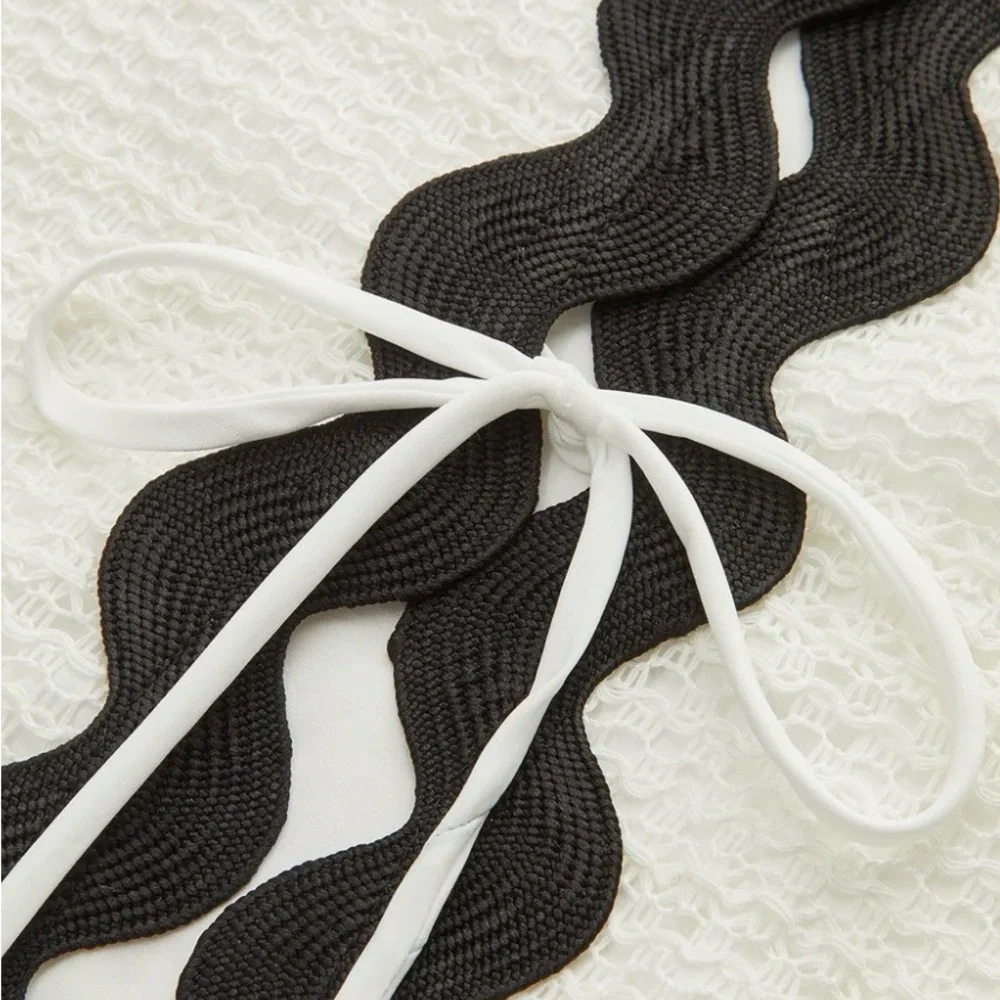 Commense Contrast Trim V-Neck Shorts Set - Picture 5 of 10